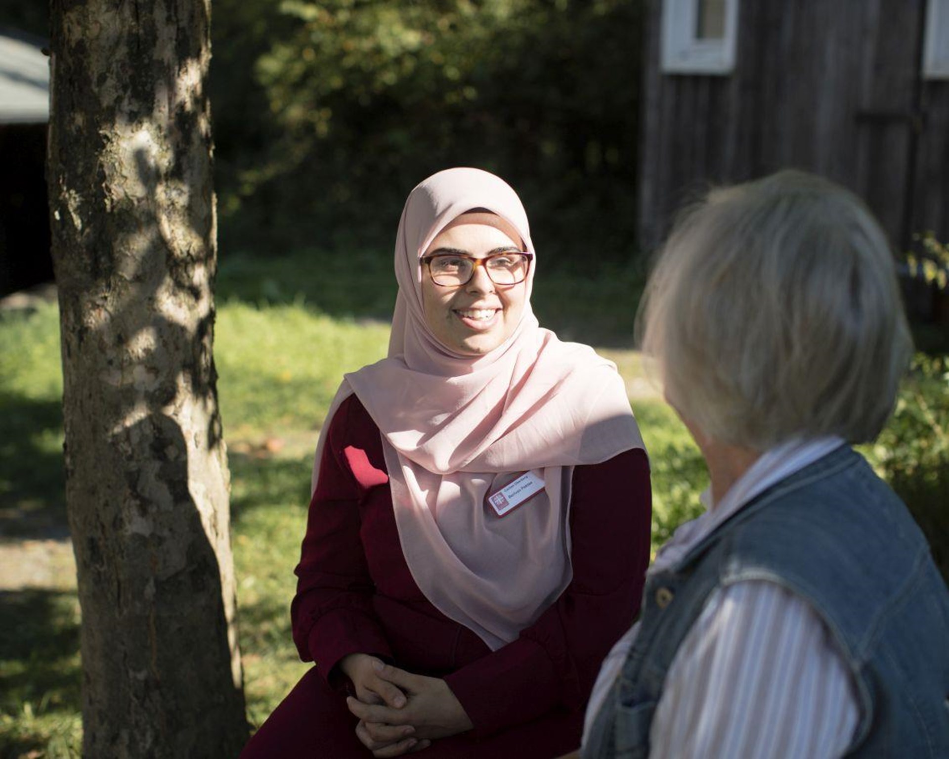 Frau mit Kopftuch im Gespräch